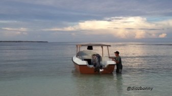 The fisherman is waiting for the tourist
